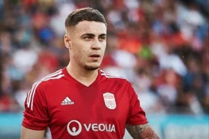 Πήρε Adrian Slavik για δεξί μπακ