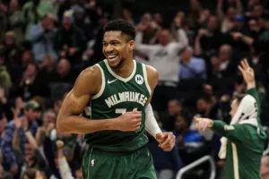 Mε triple-double Γιάννη στη «νέα εποχή» οι Μπακς, επιβλητικοί οι Σανς στο Ντάλας
