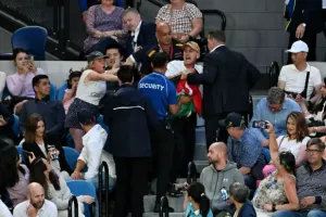 Australian Open: Αναστάτωση στις κερκίδες με θεατή που σήκωσε σημαία της Παλαιστίνης