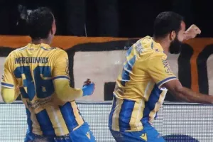 Σαν να... σκόραραν! 