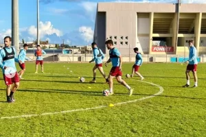 Φουλάρουν... οι βυσσινί (Φώτος)