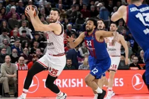 «Μπλακ-άουτ» στο τέλος και ήττα για τον Ολυμπιακό στη Βαρκελώνη