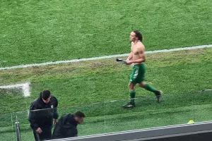 Έφυγε χωρίς φανέλα αλλά... χαλάλι του μικρού! (Φώτος)