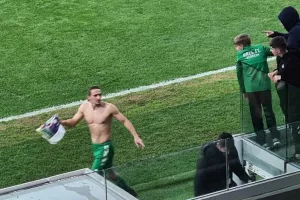 Έφυγε χωρίς φανέλα αλλά... χαλάλι του μικρού! (Φώτος)