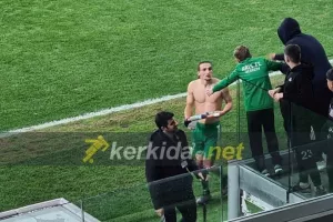 Έφυγε χωρίς φανέλα αλλά... χαλάλι του μικρού! (Φώτος)