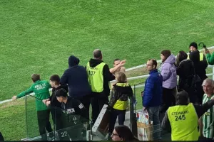 Έφυγε χωρίς φανέλα αλλά... χαλάλι του μικρού! (Φώτος)