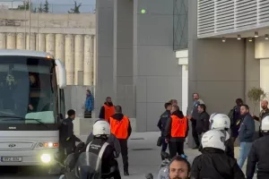 Η άφιξη της ΑΕΛ (Φώτος)