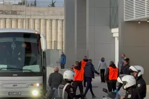 Η άφιξη της ΑΕΛ (Φώτος)