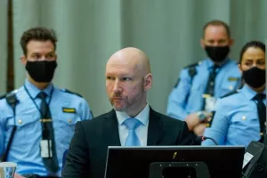 Ο νεοναζί Μπρέιβικ μηνύει ξανά το νορβηγικό κράτος για την απομόνωσή του