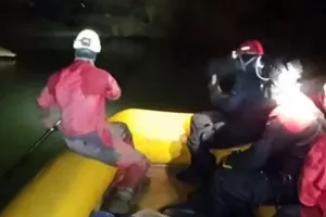 Επιχείρηση διάσωσης των πέντε εγκλωβισμένων σε σπήλαιο