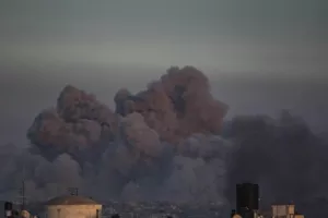 Σφοδροί βομβαρδισμοί στη νότια Λωρίδα της Γάζας, όπου αναμένονται φάρμακα για τους ομήρους