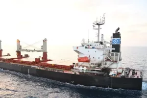 Οι ΗΠΑ αντεπιτίθενται μετά το χτύπημα φορτηγού πλοίου