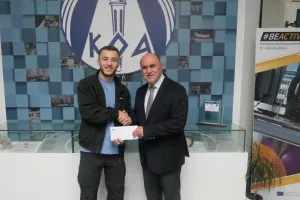 Ο Γιώργος Μπαλαρτζισβίλι έλαβε την επιταγή  για τις χαριστικές παροχές του ΚΟΑ