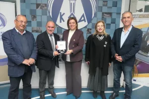 Αναμνηστικό δώρο ΚΟΑ προς την ΥΠΑΝ για την αγαστή συνεργασία