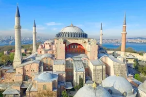 Αγία Σοφία: «Έστρωσαν με παρκέ τα ιστορικά σκαλιά», γράφει η Cumhuriyet