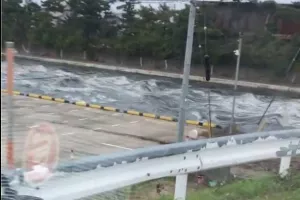 (ΒΙΝΤΕΟ) Σεισμός 7,6 Ρίχτερ στην Ιαπωνία: Τσουνάμι σκορπίζει την καταστροφή 