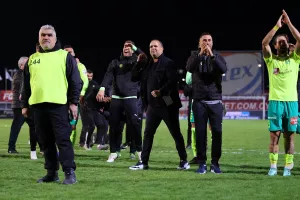 (ΒΙΝΤΕΟ Kerkida) Το πανηγυρικό σκηνικό μπροστά στο πέταλο και... Κύπελλο στην κεντρική!
