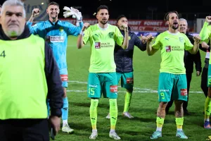 (ΒΙΝΤΕΟ Kerkida) Το πανηγυρικό σκηνικό μπροστά στο πέταλο και... Κύπελλο στην κεντρική!