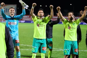(ΒΙΝΤΕΟ Kerkida) Το πανηγυρικό σκηνικό μπροστά στο πέταλο και... Κύπελλο στην κεντρική!
