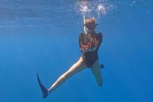 Η Σάρα φωτογραφήθηκε στον βυθό της θάλασσας με ένα χταπόδι