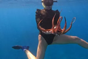 Η Σάρα φωτογραφήθηκε στον βυθό της θάλασσας με ένα χταπόδι