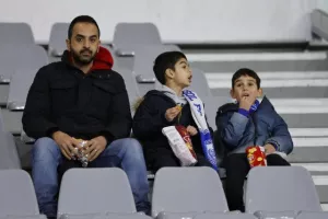 (Φωτορεπορτάζ) Ο κόσμος στο Απόλλων-ΑΕΖ