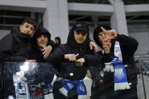 (Φωτορεπορτάζ) Ο κόσμος στο Απόλλων-ΑΕΖ
