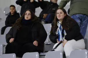 (Φωτορεπορτάζ) Ο κόσμος στο Απόλλων-ΑΕΖ