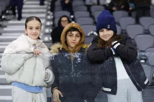 (Φωτορεπορτάζ) Ο κόσμος στο Απόλλων-ΑΕΖ