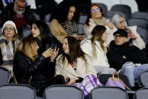 (Φωτορεπορτάζ) Ο κόσμος στο Απόλλων-ΑΕΖ