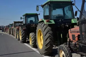 Σκληραίνουν τη στάση τους οι αγρότες - Ενισχύονται τα μπλόκα
