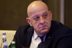 "Δεν θέλει κανένας να βάψει τα χέρια του με αίμα/Ριζοσπαστικά μέτρα"