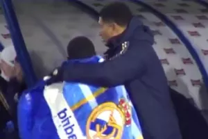 Μπέλιγχαμ: Ζέστανε με κουβέρτα ball boy που έτρεμε από το κρύο (βίντεο)