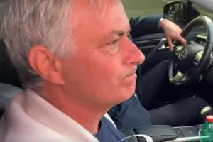 (ΒΙΝΤΕΟ) Σταμάτησε στον δρόμο να αποχαιρετήσει τους φίλους της Ρόμα ο συγκινημένος Μουρίνιο