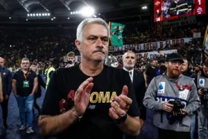 Γιούχα στους παίκτες και αποθέωση για τον Μουρίνιο στο "Ολίμπικο"