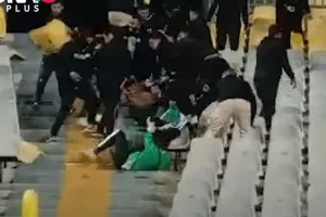 Άγριο ξύλο και μάχη με καρέκλες σε αγώνα στην Αίγυπτο