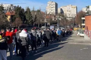 Πανικός για ένα εισιτήριο