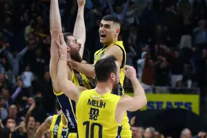 Παπαγιάννης για το απίθανο buzzer beater: «Πήρα την μπάλα και απλώς την πέταξα»