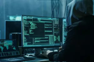 Αυστραλία: «Πρωτοφανείς» κυρώσεις σε Ρώσο χάκερ για τεράστια κυβερνοεπίθεση το 2022