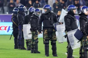 (ΒΙΝΤΕΟ Kerkida) Λίγο πριν την σέντρα/ Οπαδοί στον αγωνιστικό χώρο και ένταση 