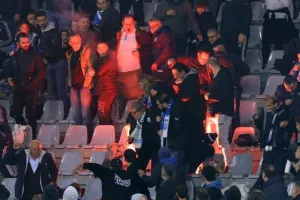 (ΒΙΝΤΕΟ Kerkida) Λίγο πριν την σέντρα/ Οπαδοί στον αγωνιστικό χώρο και ένταση 