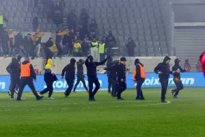 (ΒΙΝΤΕΟ Kerkida) Λίγο πριν την σέντρα/ Οπαδοί στον αγωνιστικό χώρο και ένταση 
