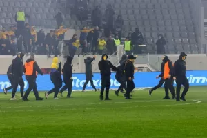 (ΒΙΝΤΕΟ Kerkida) Λίγο πριν την σέντρα/ Οπαδοί στον αγωνιστικό χώρο και ένταση 