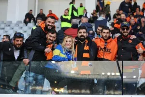 (Φωτορεπορτάζ) Ο κόσμος στο Απόλλων - ΑΠΟΕΛ