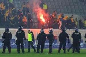 (ΒΙΝΤΕΟ Kerkida) Λίγο πριν την σέντρα/ Οπαδοί στον αγωνιστικό χώρο και ένταση 