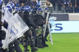 (ΒΙΝΤΕΟ Kerkida) Λίγο πριν την σέντρα/ Οπαδοί στον αγωνιστικό χώρο και ένταση 