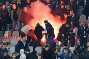(ΒΙΝΤΕΟ Kerkida) Λίγο πριν την σέντρα/ Οπαδοί στον αγωνιστικό χώρο και ένταση 