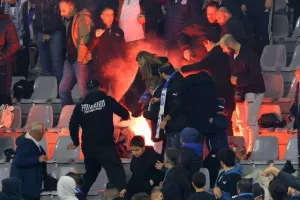 (ΒΙΝΤΕΟ Kerkida) Λίγο πριν την σέντρα/ Οπαδοί στον αγωνιστικό χώρο και ένταση 
