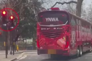 Πρόστιμο στον... οδηγό του πούλμαν της Λίβερπουλ που παραβίασε φανάρι