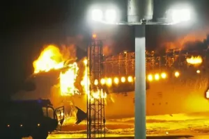 Φωτιά σε αεροσκάφος της Japan Airlines στην προσγείωση